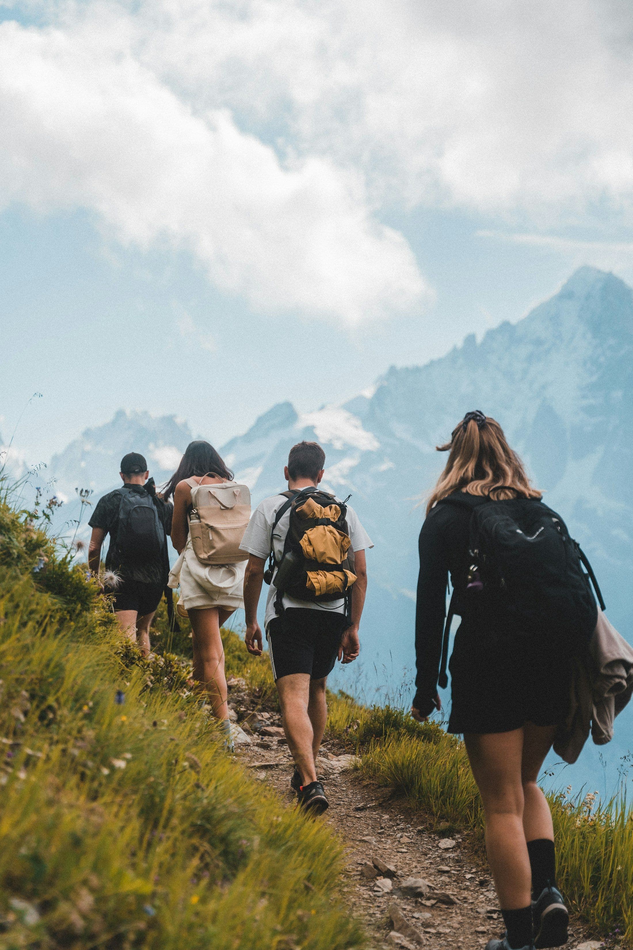 Grupo caminhando em trilha de montanha