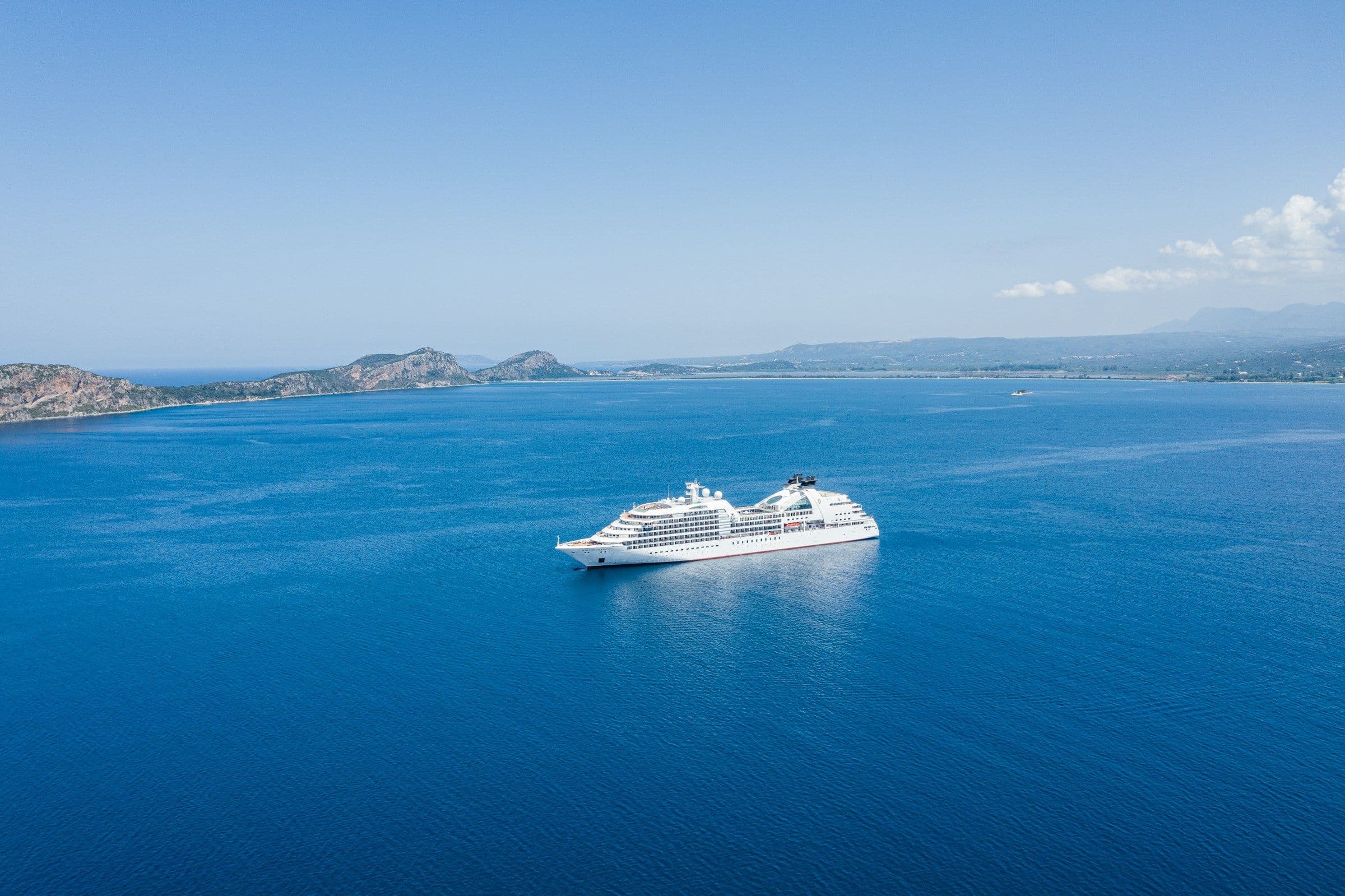 Navio de cruzeiro premium navegando pela costa do Mediterrâneo