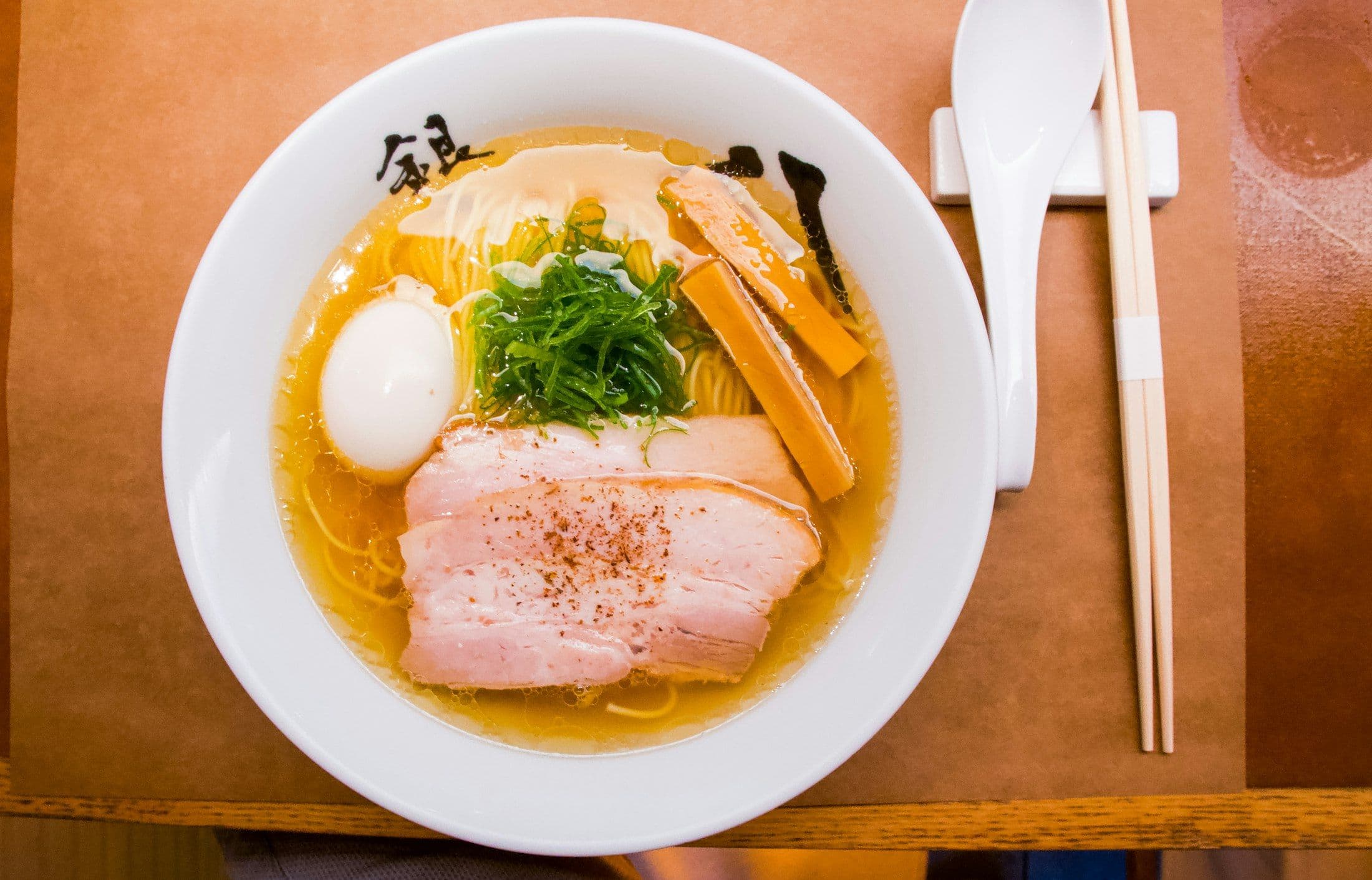 Tigela de ramen com ovo, chashu e cebolinha